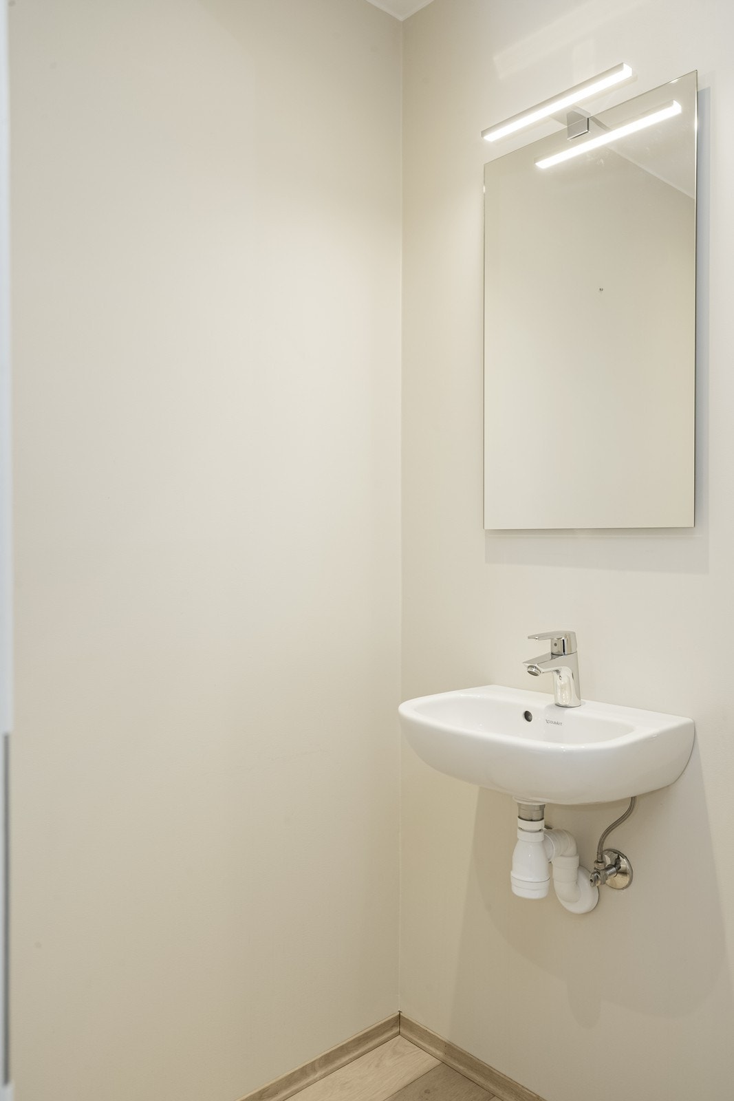 I tillegg til hovedbadet har leiligheten et separat toalettrom med servant. Galleribilde