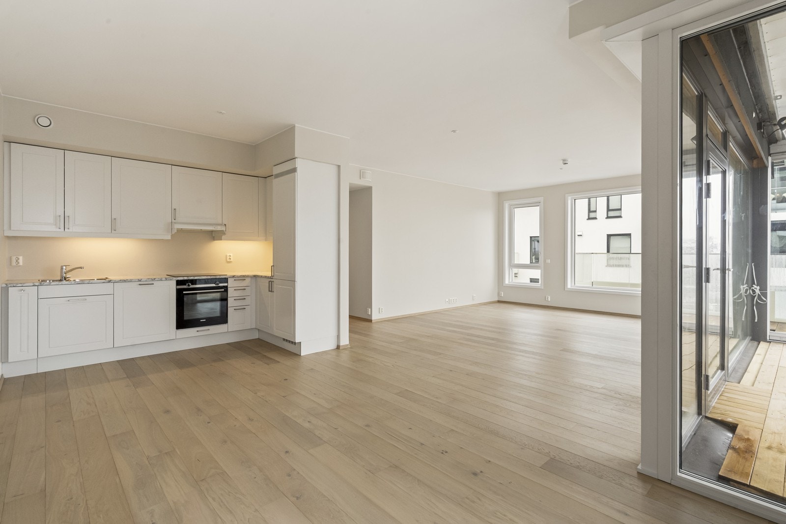 Den åpne løsningen gir en luftig romfølelse og fleksible møbleringsmuligheter. Galleribilde