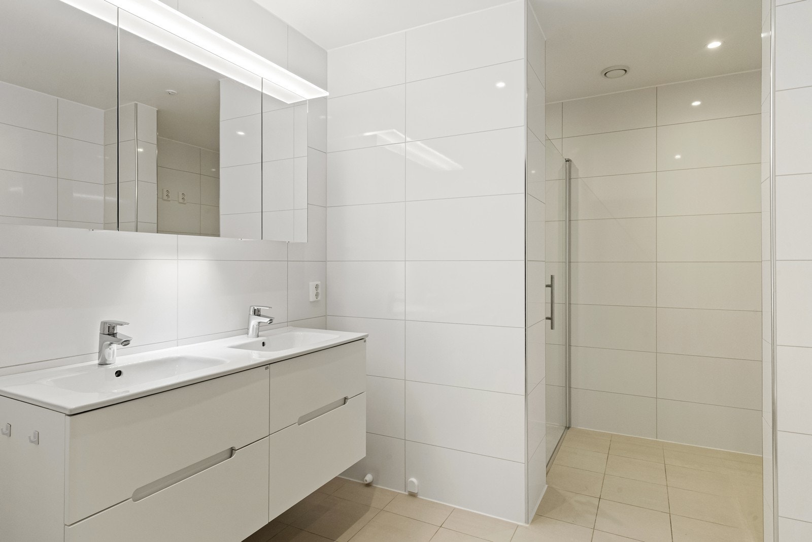 Moderne og romslig bad fra 2021 med flislagte overflater og vannbåren gulvvarme. Galleribilde