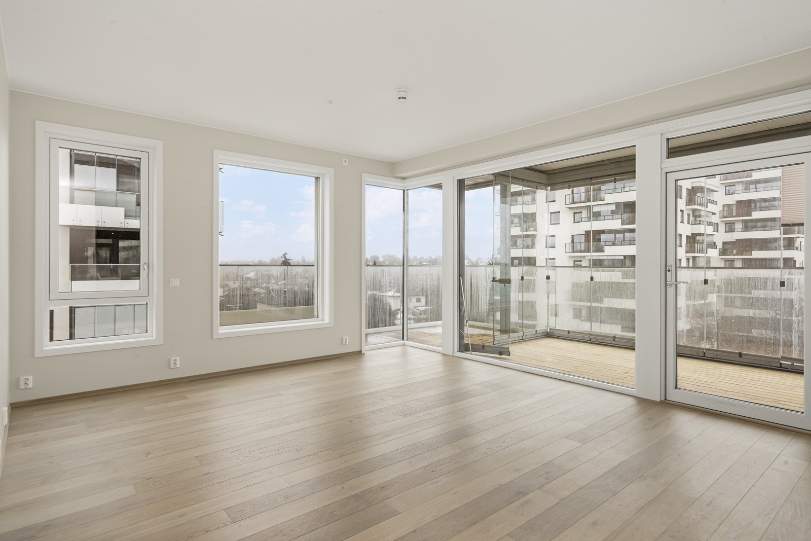 Leiligheten har en åpen og sosial planløsning mellom stue og kjøkken. Galleribilde