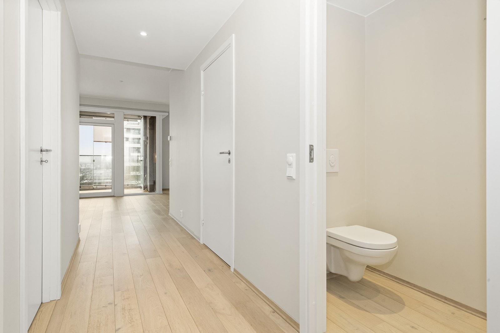 Gangen gir adkomst til leilighetens separate toalettrom og øvrige rom. Galleribilde