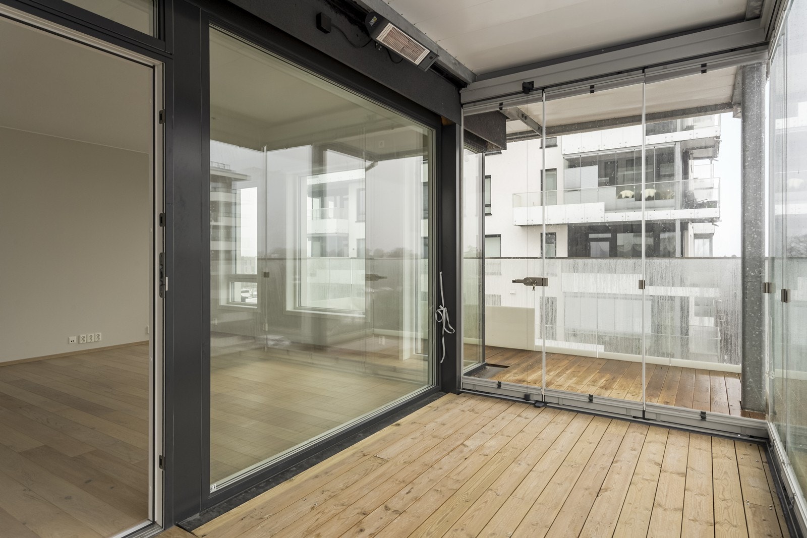 Den innglassede balkongen fungerer som en forlengelse av stuen store deler av året. Galleribilde