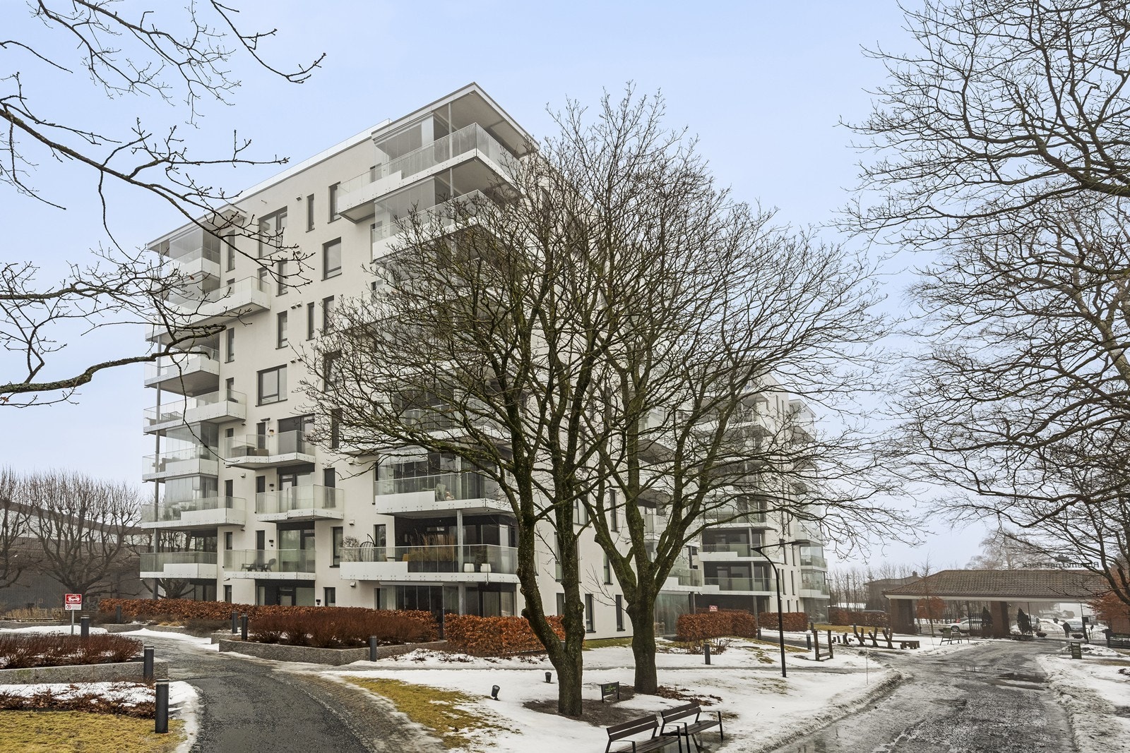 Sameiets fellesområder er pent opparbeidet med gress, beplantning og sittegrupper. Galleribilde