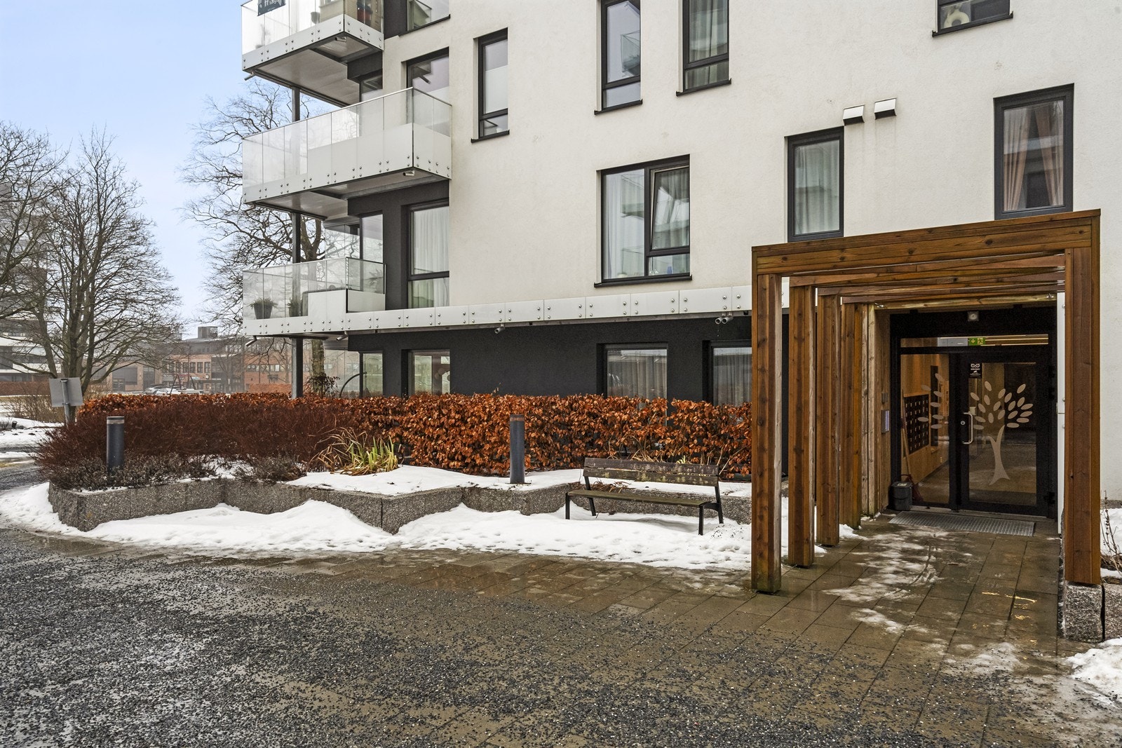 Bygget har en representativ og innbydende inngang med heis til leilighetsplan. Galleribilde