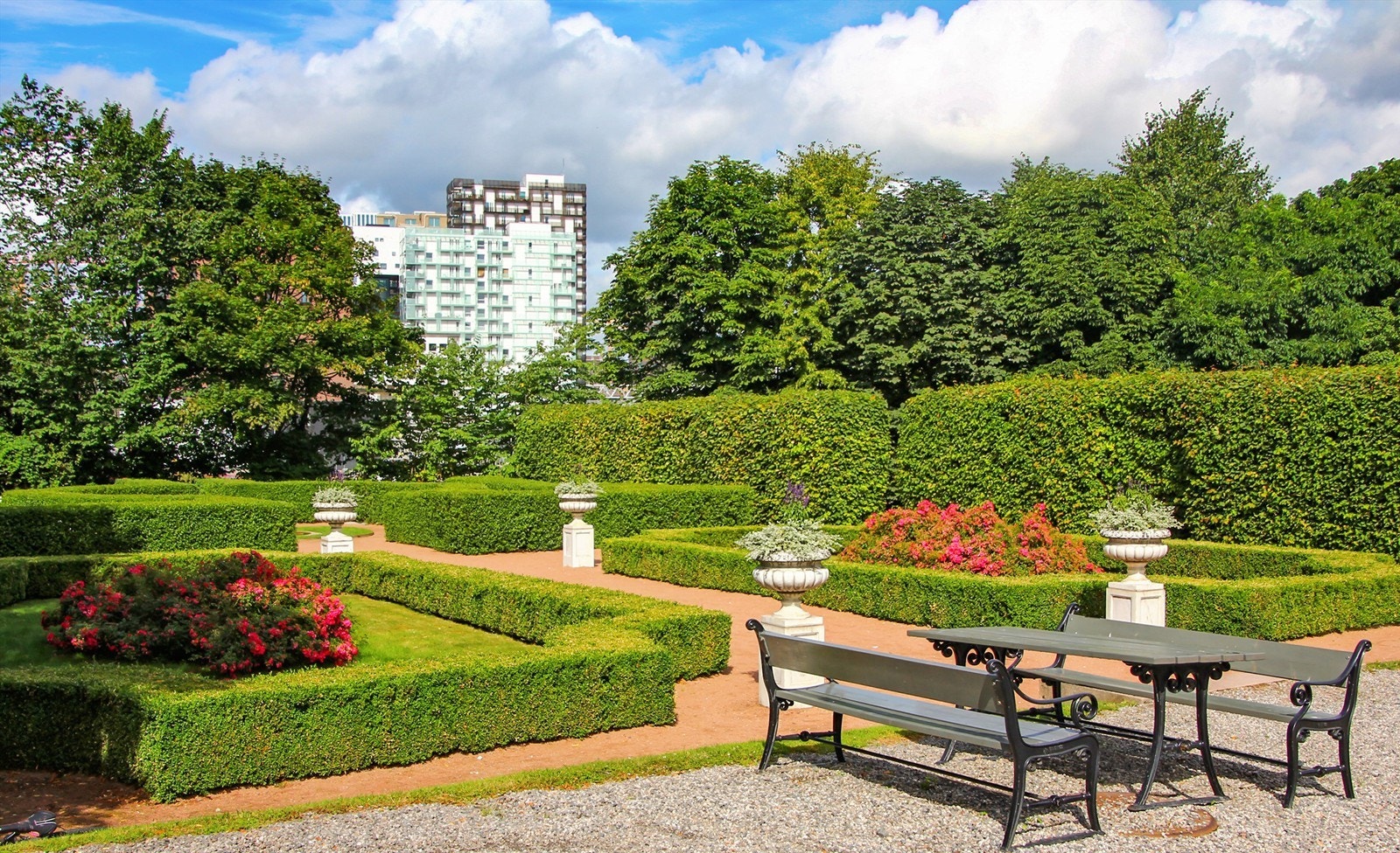 Nærområdet byr på flere parker og grøntområder for avkobling og aktivitet. Galleribilde