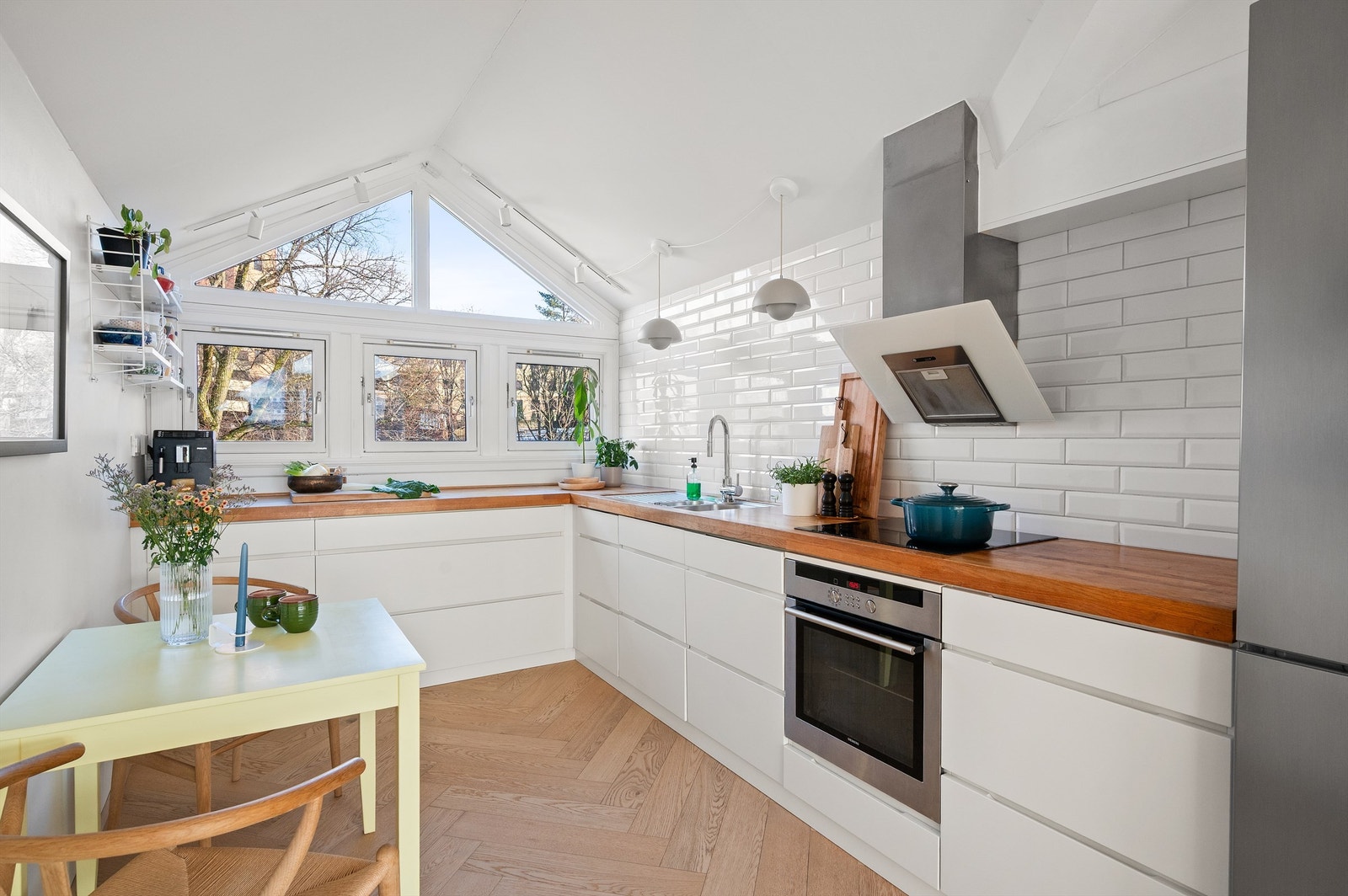 Av integrerte hvitevarer finnes induksjonstopp, stekeovn og oppvaskmaskin. Galleribilde