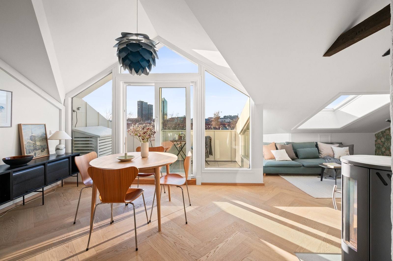 Spiseplassen er et sentralt punkt mellom stue og kjøkken, med direkte utgang til takterrassen. Galleribilde