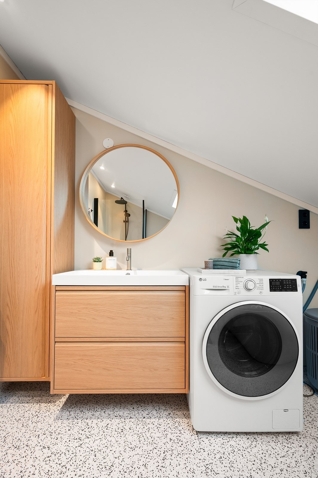 Her er det servant nedfelt i innredning og praktisk opplegg for vaskemaskin. Galleribilde