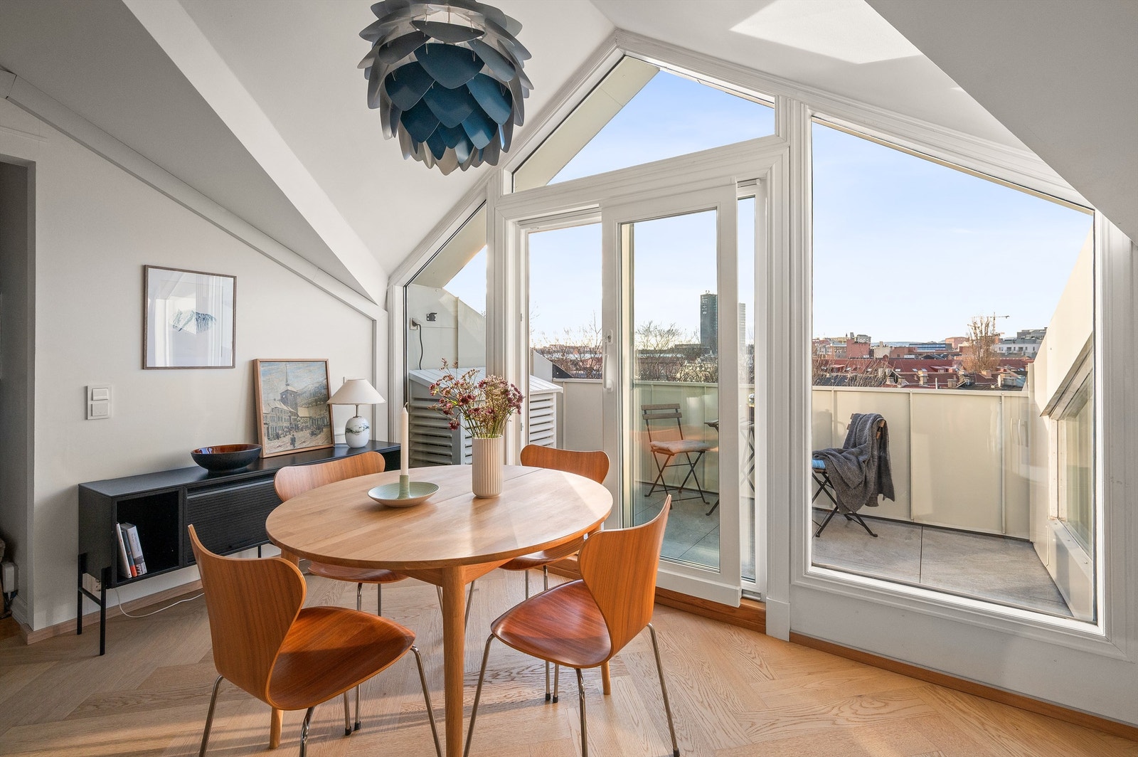 Den åpne løsningen visker ut skillet mellom inne og ute, og trekker utsikten inn i rommet. Galleribilde