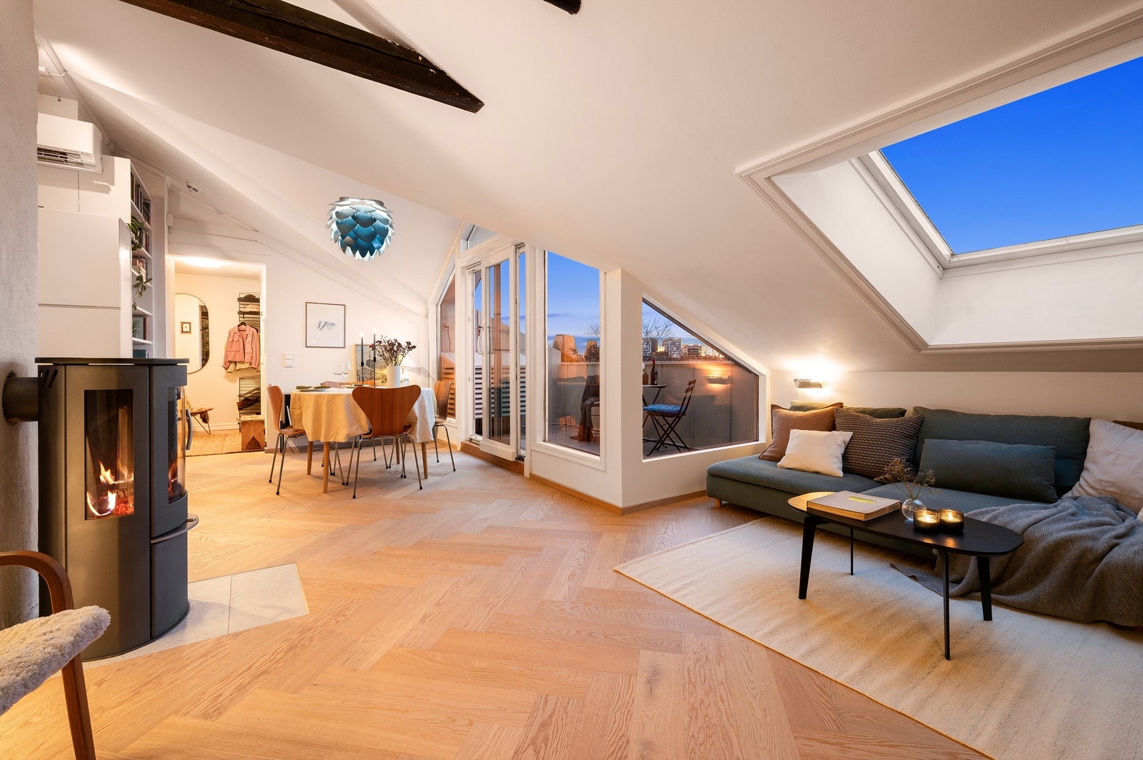 En åpen planløsning og en sjenerøs takhøyde på opptil 2,86 meter gir en luftig atmosfære. Galleribilde