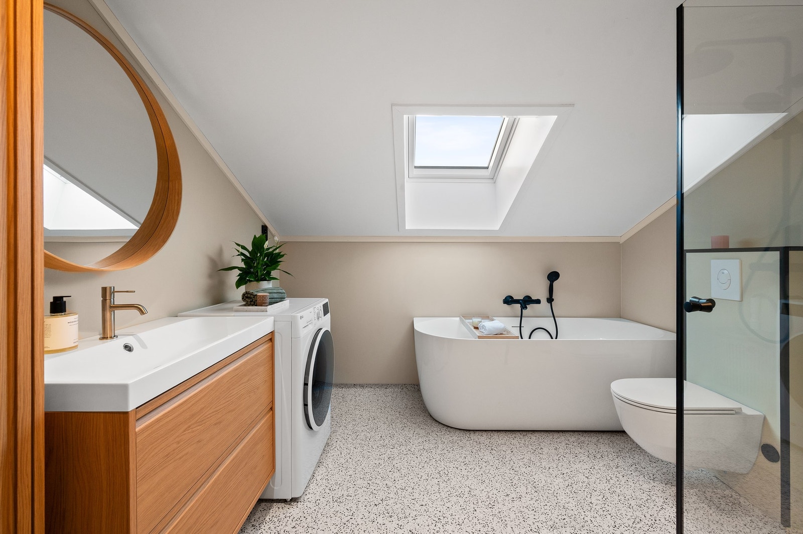 Badet er vesentlig oppgradert med moderne løsninger og behagelig gulvvarme. Galleribilde