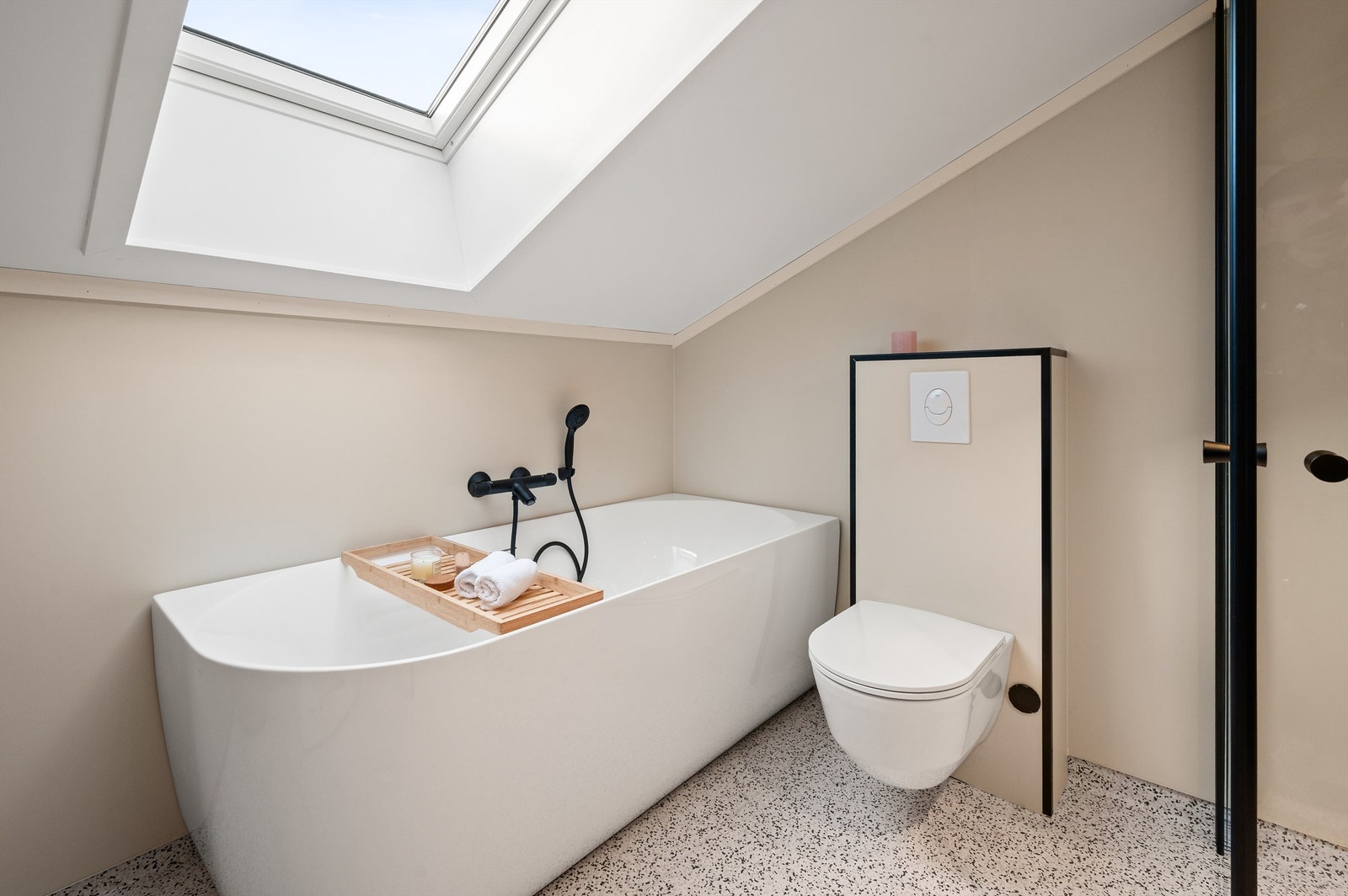 Rommet er utstyrt med både badekar og et separat dusjhjørne med svingbare glassdører. Galleribilde