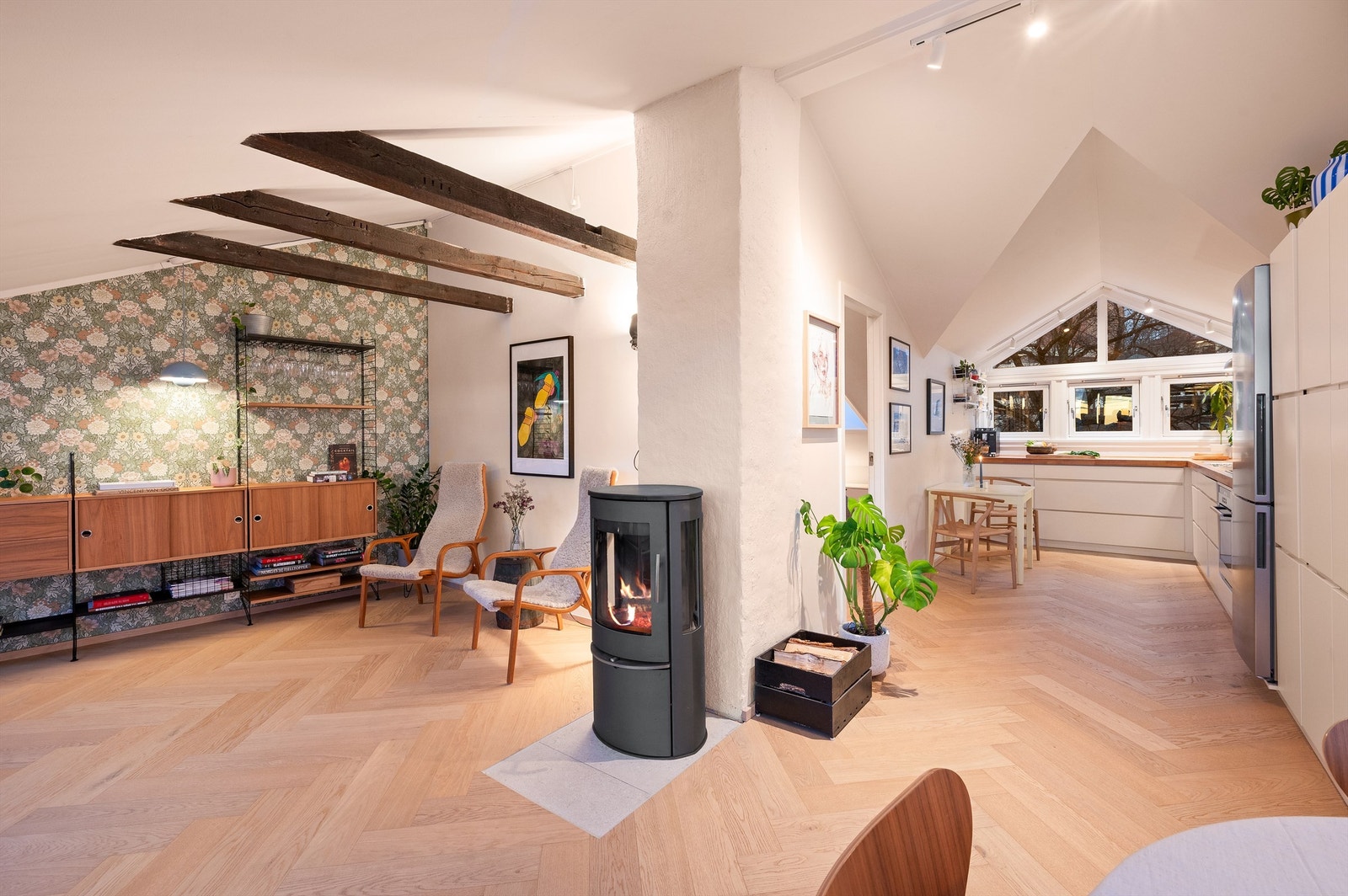 Fra den sosiale sonen er det en naturlig flyt videre inn mot kjøkkenet. Galleribilde