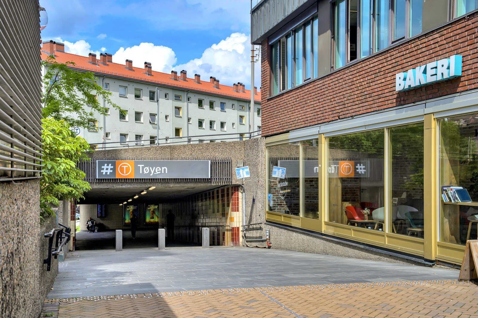 Beliggenheten er et knutepunkt for offentlig transport, med T-bane, buss og trikk i nærheten. Galleribilde