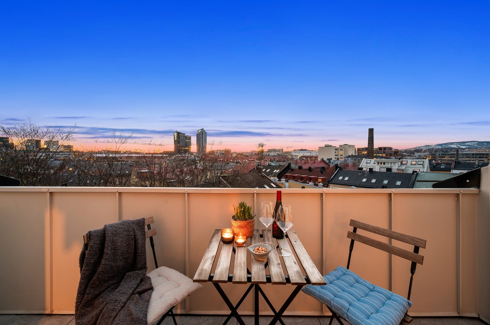 Fra toppetasjen har du en vidstrakt utsikt over byens silhuett. Galleribilde