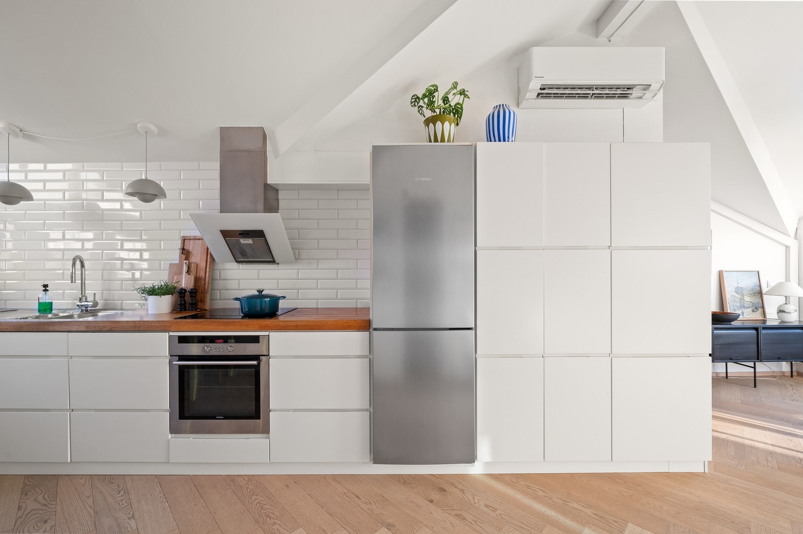 Ventilasjonen sikres med en kullfilterventilator over kokeplassen. Galleribilde