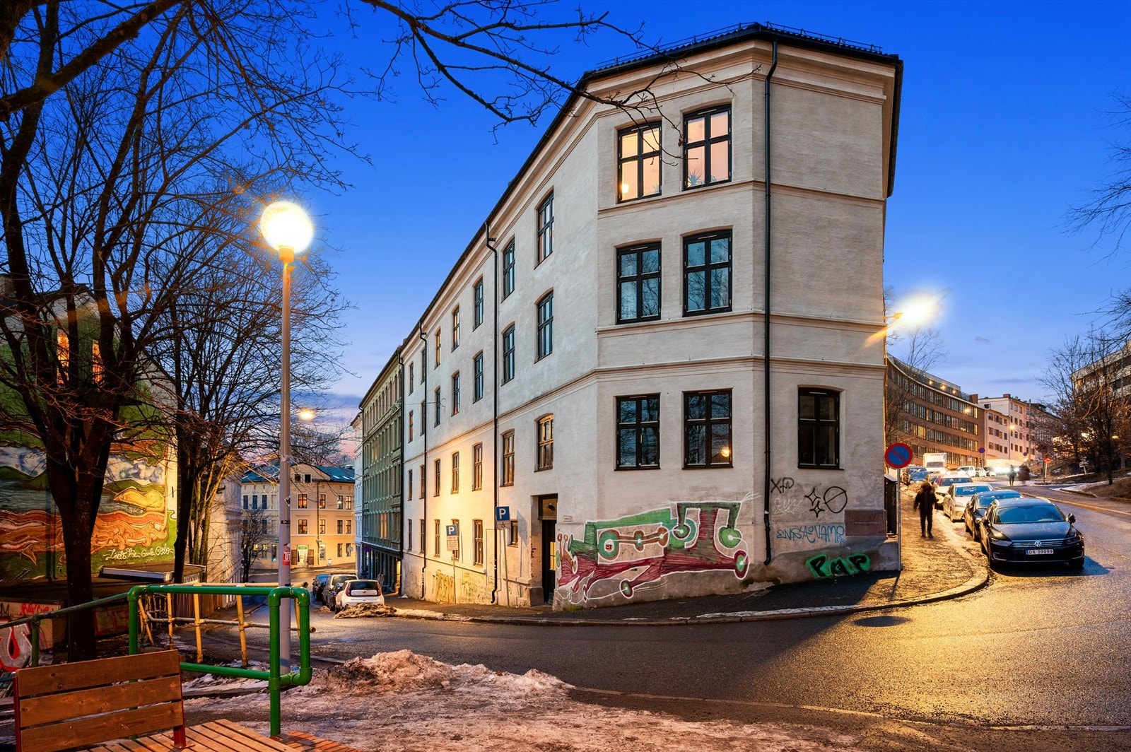 Her bor du sentralt med kort vei til dagligvarebutikker, som Nærbutikken Heimdalsgata. Galleribilde