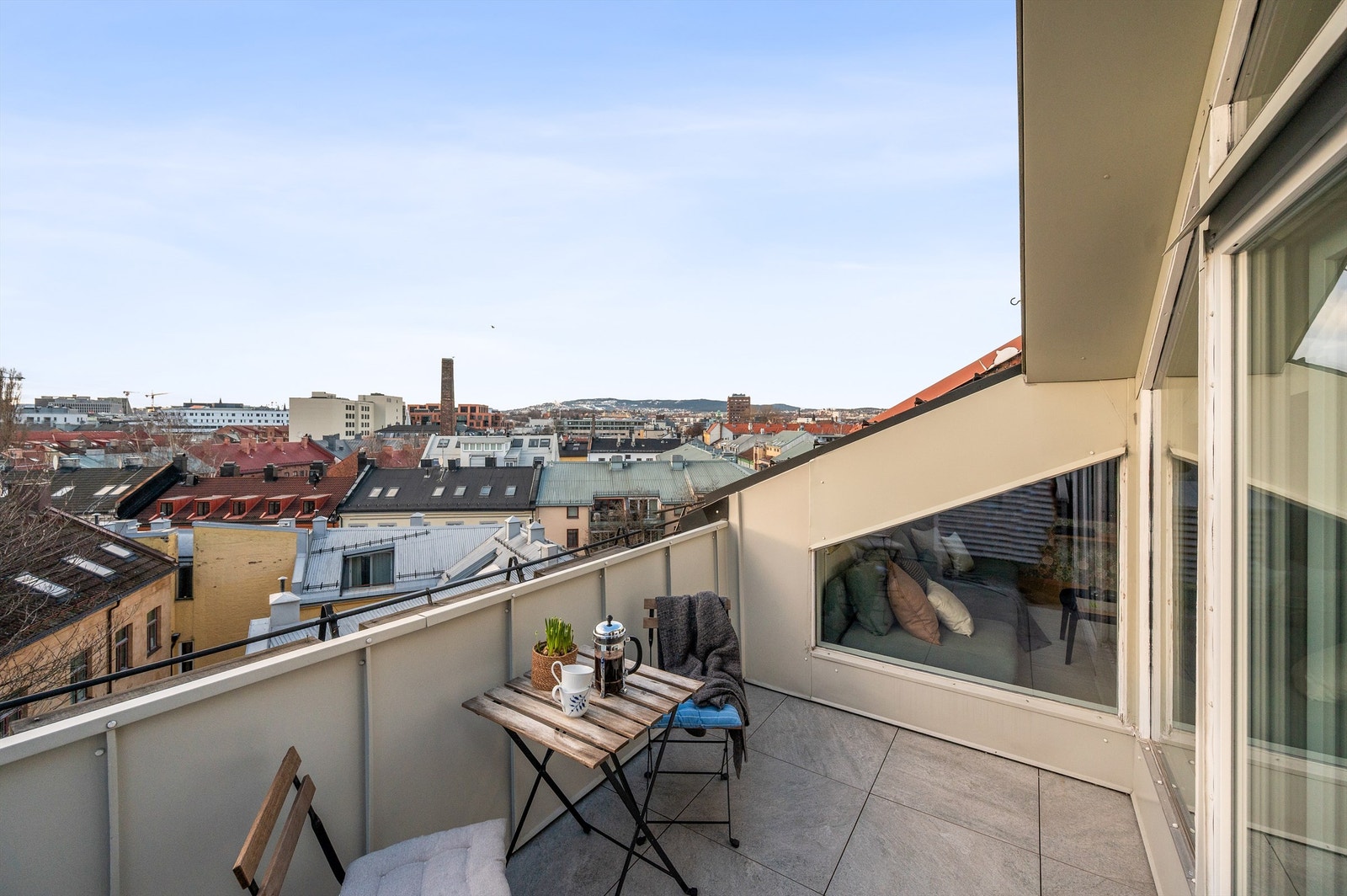 Balkongen kan enkelt innredes med en hyggelig sittegruppe der årets varme dager kan nytes. Galleribilde