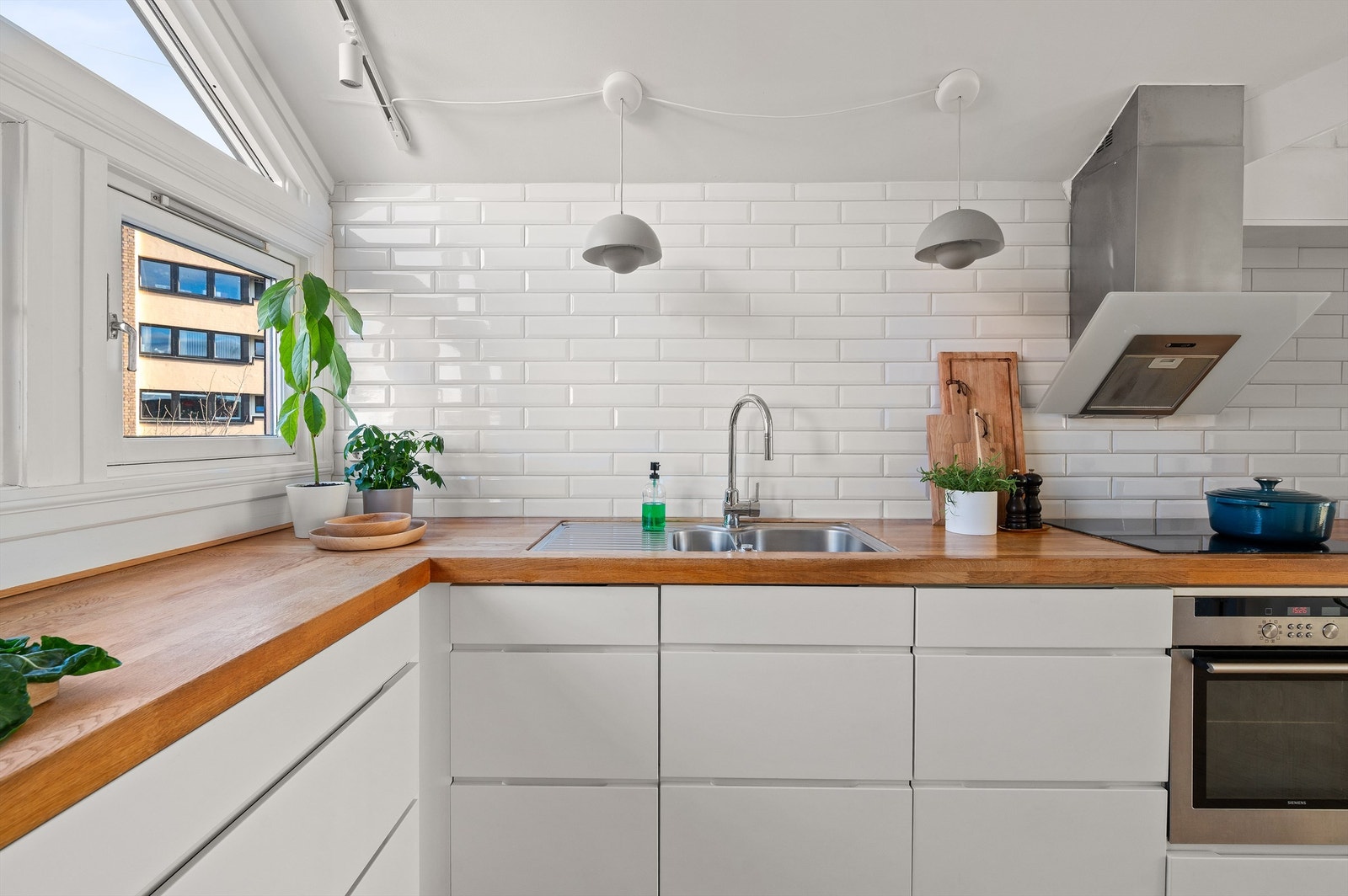 God benkeplass og nedfelt kum i heltreplaten gjør matlagingen enkel. Galleribilde