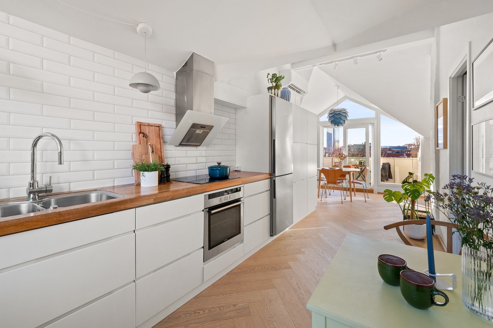 Kjøkkeninnredning med glatte fronter og en solid benkeplate i heltre. Galleribilde