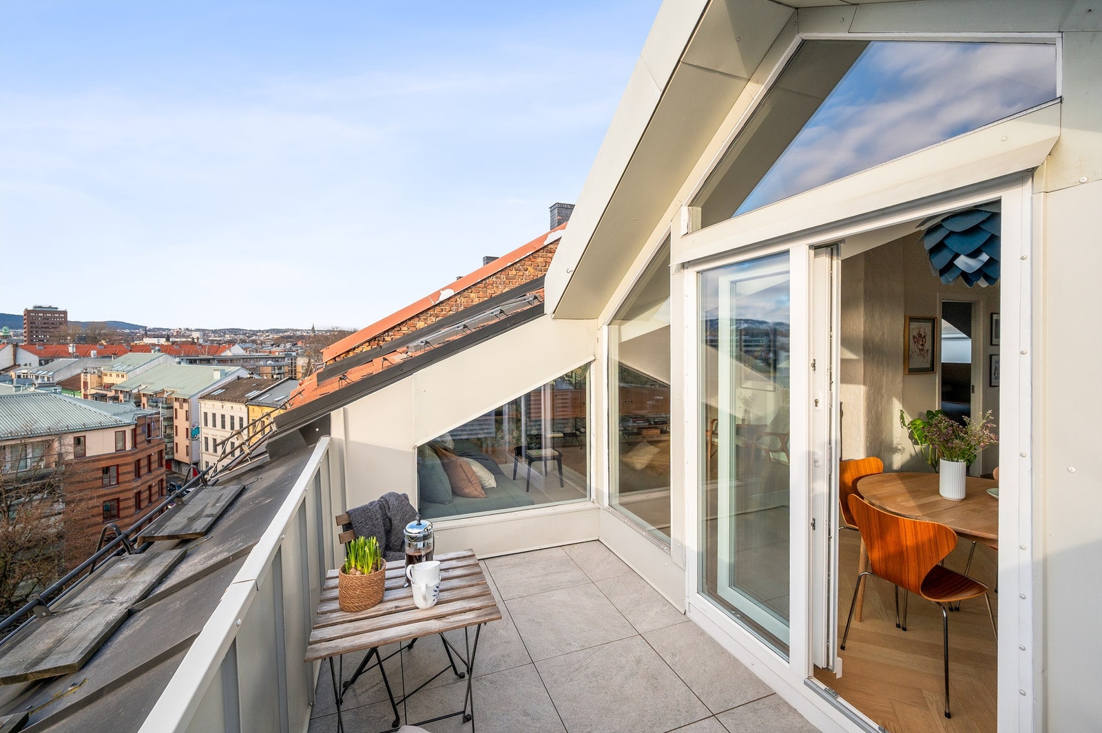 Fra stuen er det utgang til terrassen gjennom en ny skyvedør i PVC med 3-lags energiglass fra 2023. Galleribilde