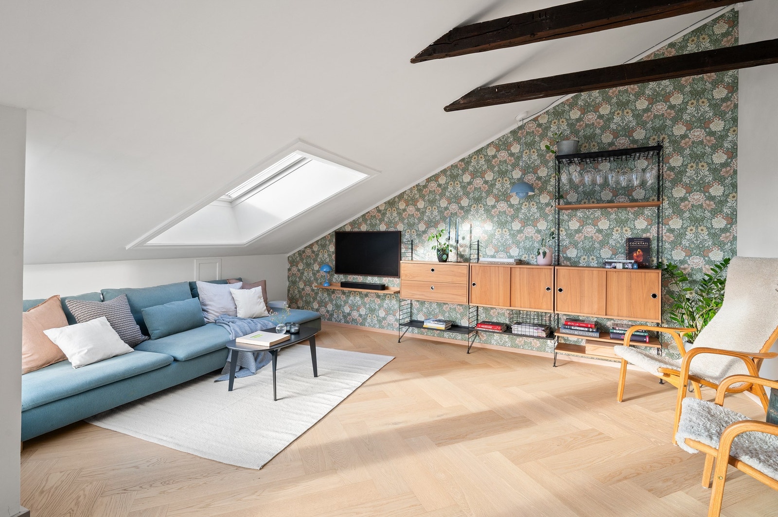 I 2023 ble det lagt ny fiskebensparkett med varmefolie i stue og kjøkken for økt komfort. Galleribilde