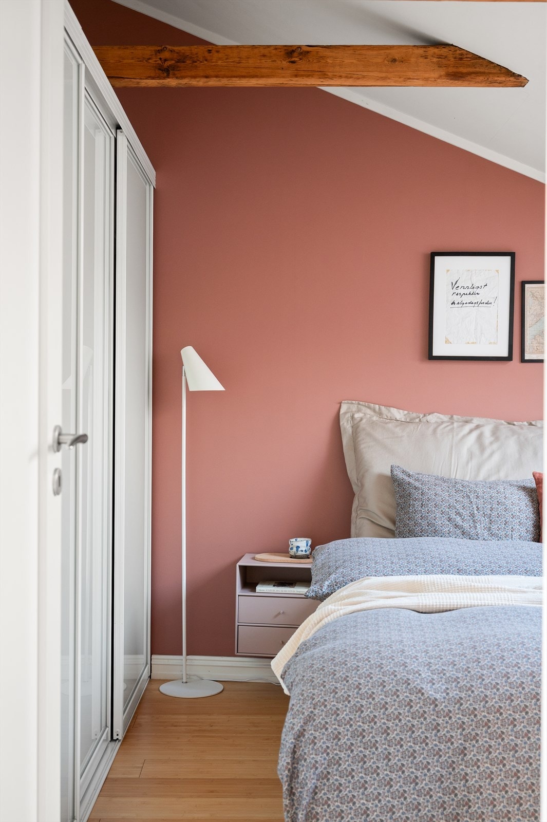 En romslig skyvedørsgarderobe gir rikelig med oppbevaringsplass. Galleribilde