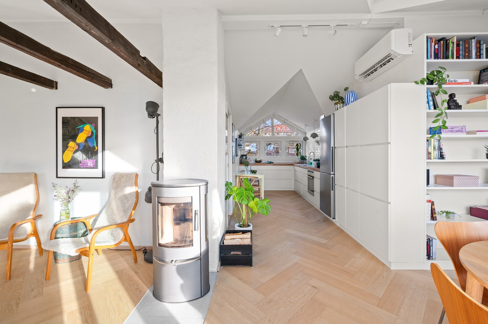 Kjøkkenet er praktisk plassert i forlengelsen av stuen, med rikelig skapplass. Galleribilde