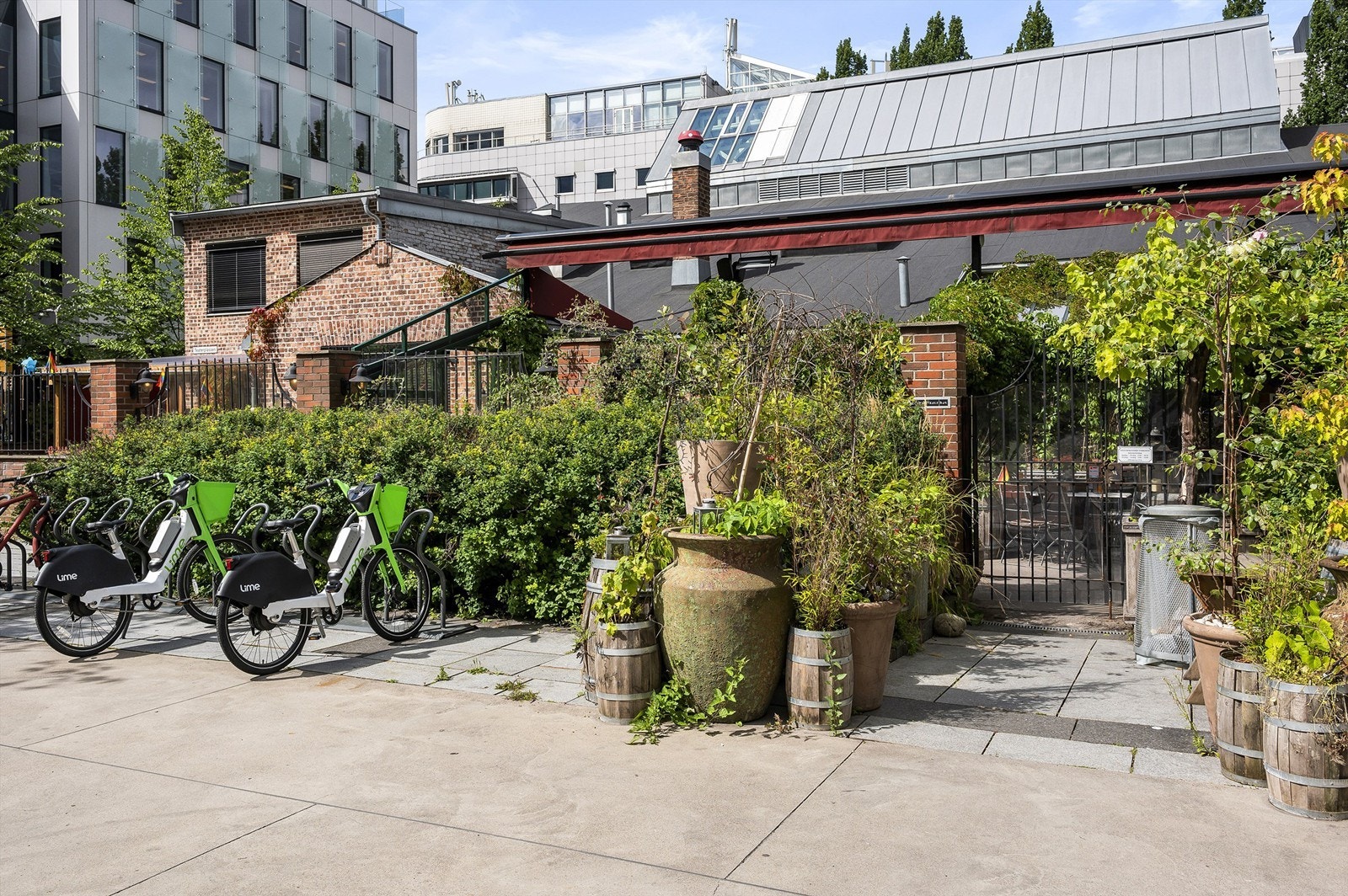 Beliggenheten er ideell for en urban og bilfri livsstil, med alt du trenger i gangavstand. Galleribilde