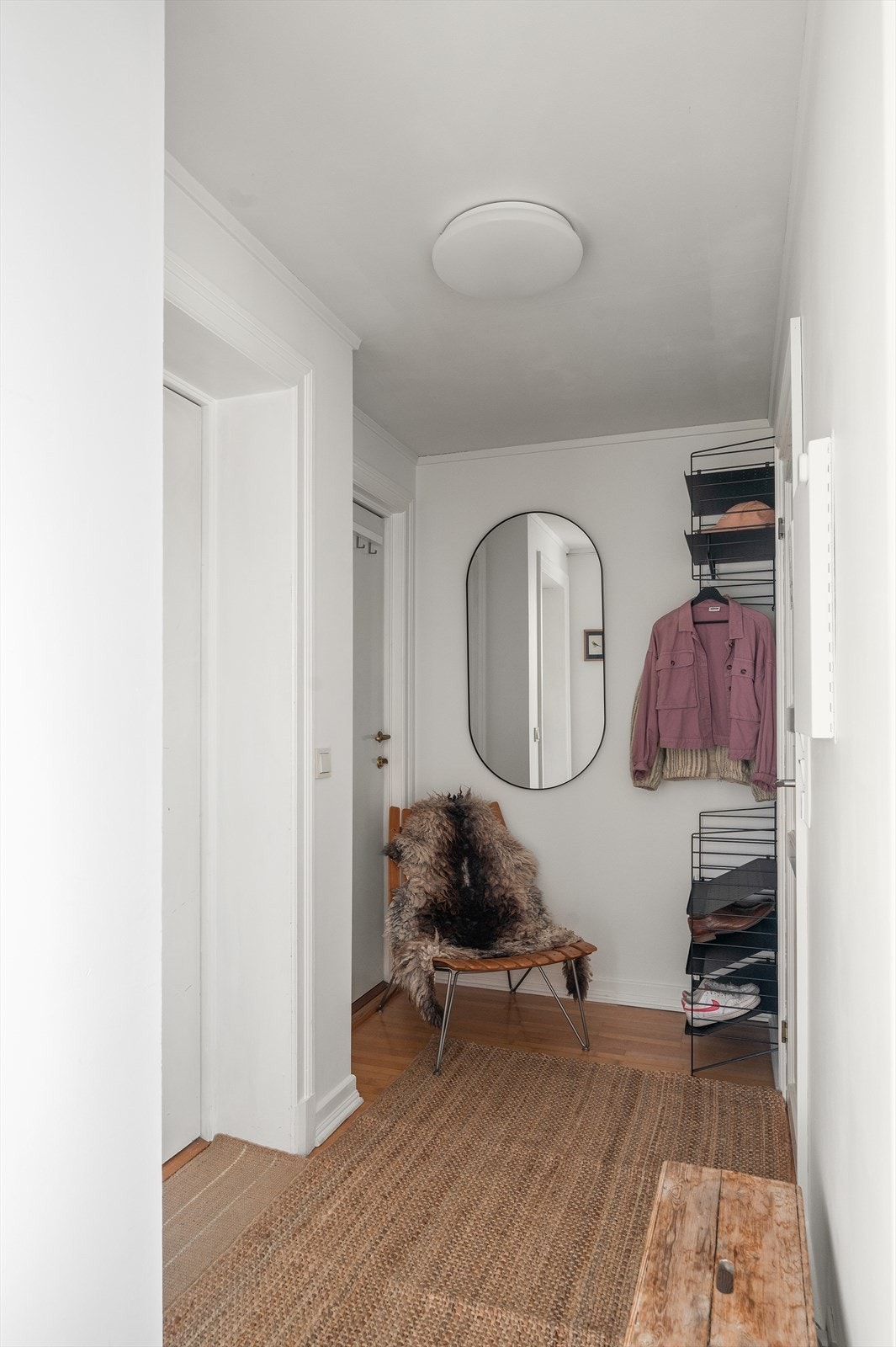 Entréen gir et innbydende førsteinntrykk med en åpen løsning mot stuen. Galleribilde