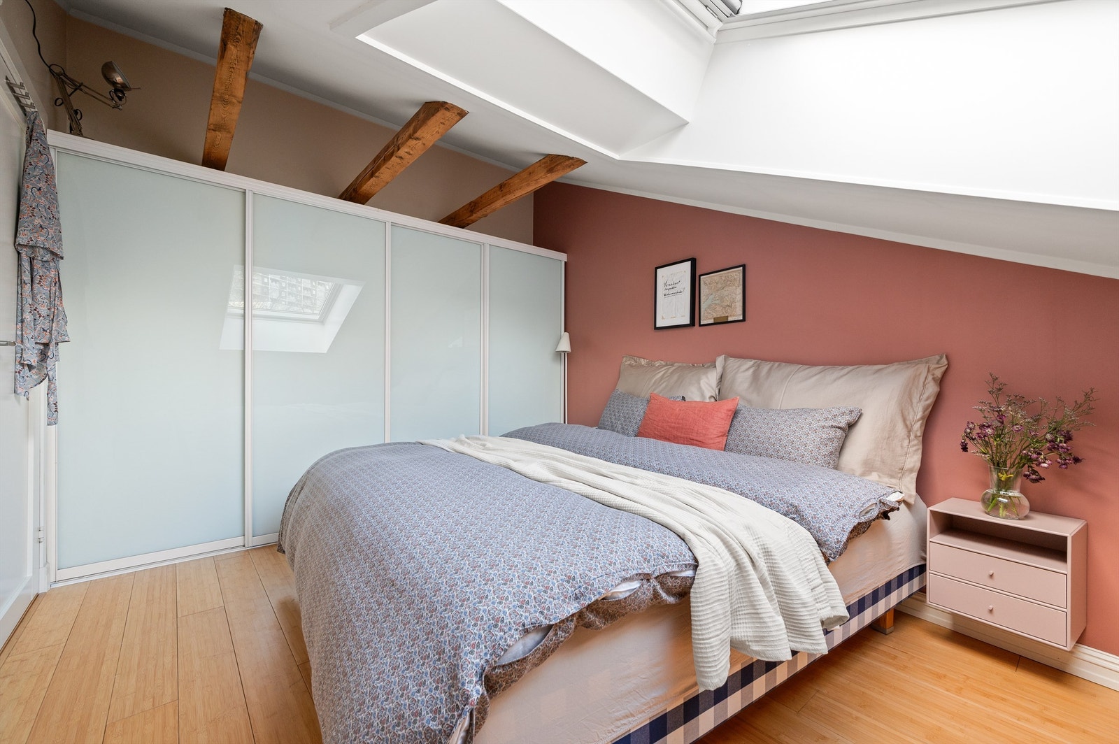 Soverommet har parkett på gulvet og synlige bjelker i taket. Galleribilde