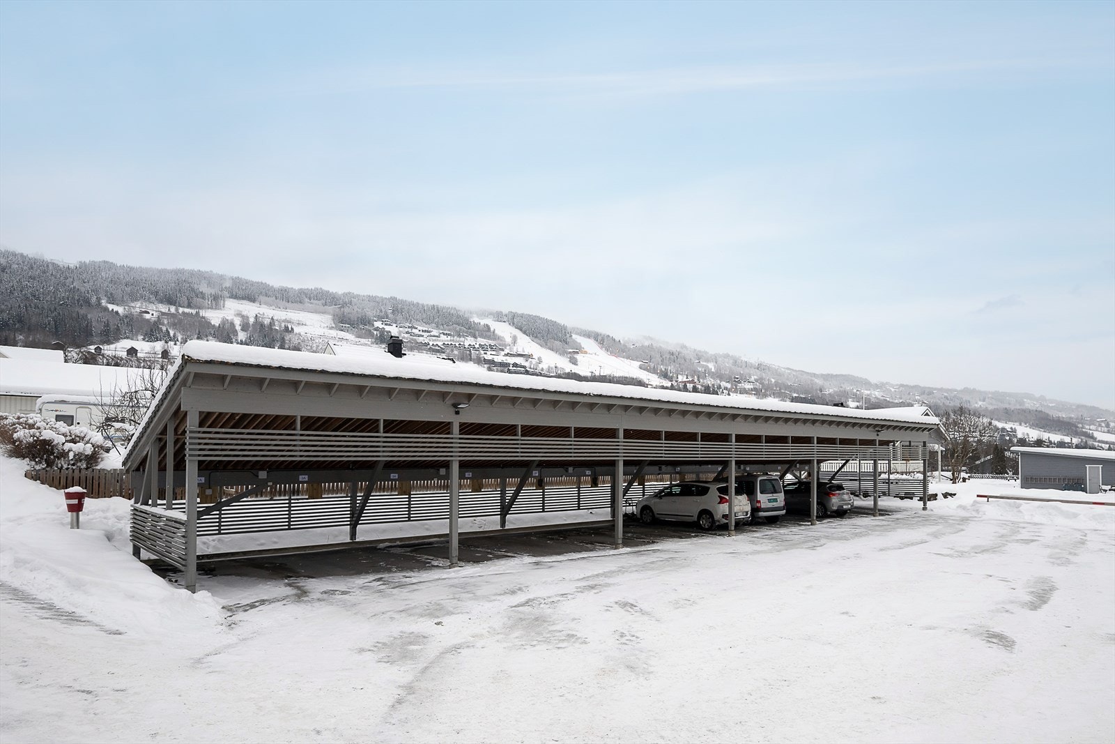 Parkering i felles carportanlegg. Galleribilde