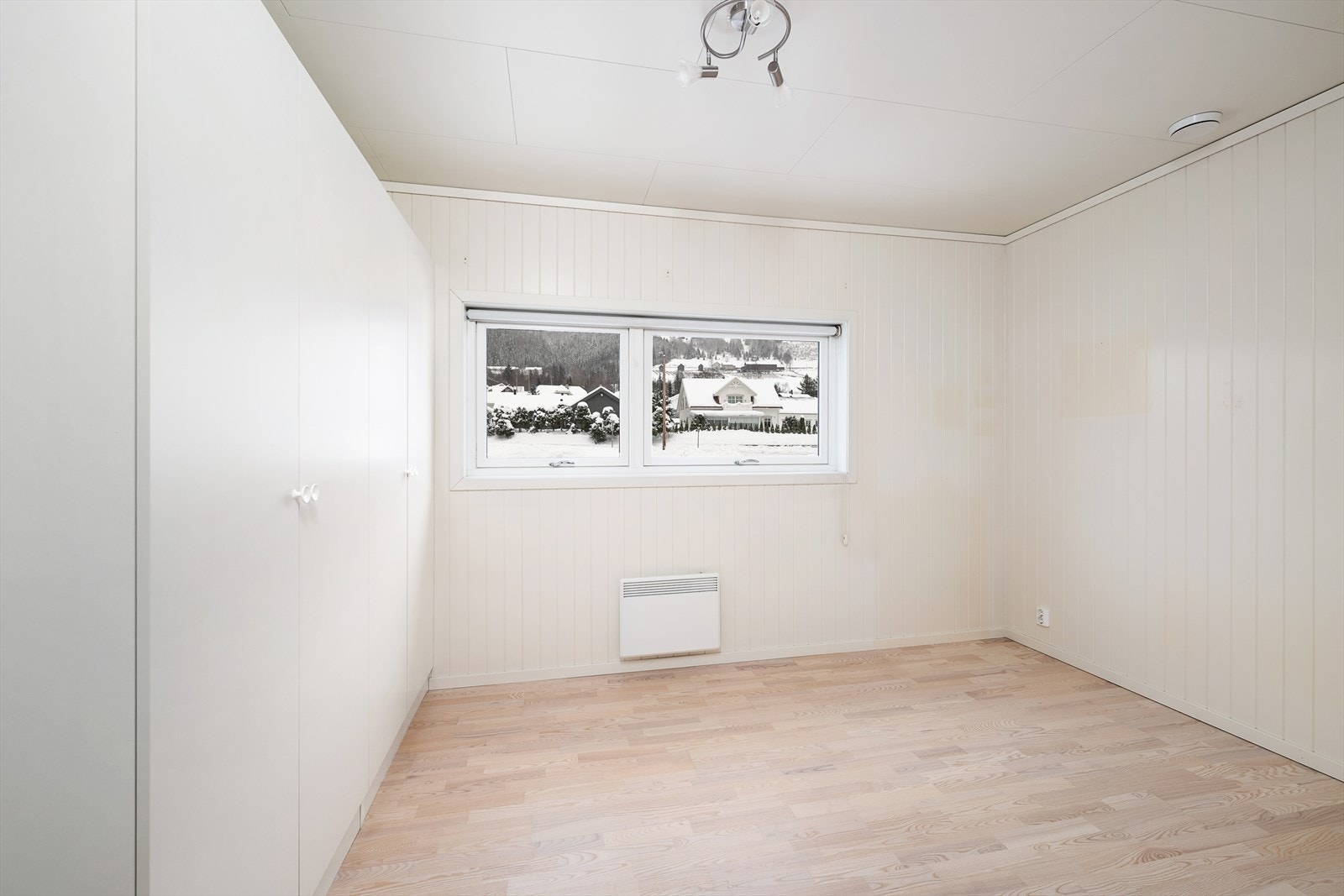 Lyst og romslig soverom med god plass til garderobeløsning. Galleribilde