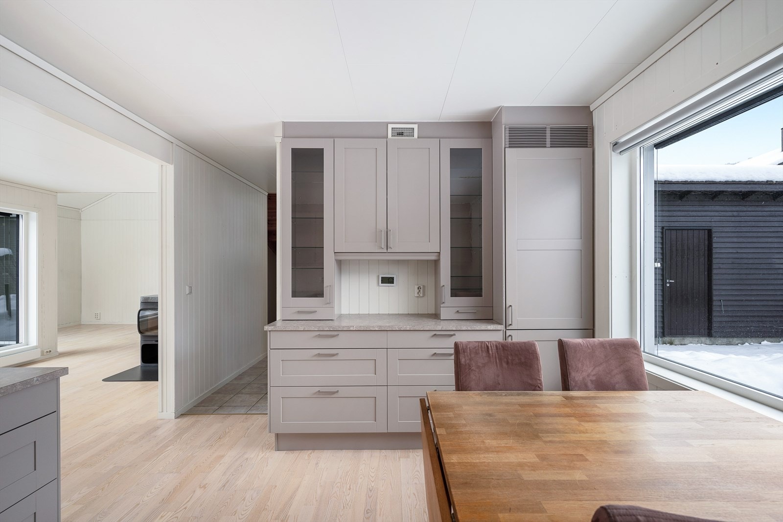 Kjøkkeninnredningen gir rikelig med oppbevaringsplass i både over- og underskap. Galleribilde