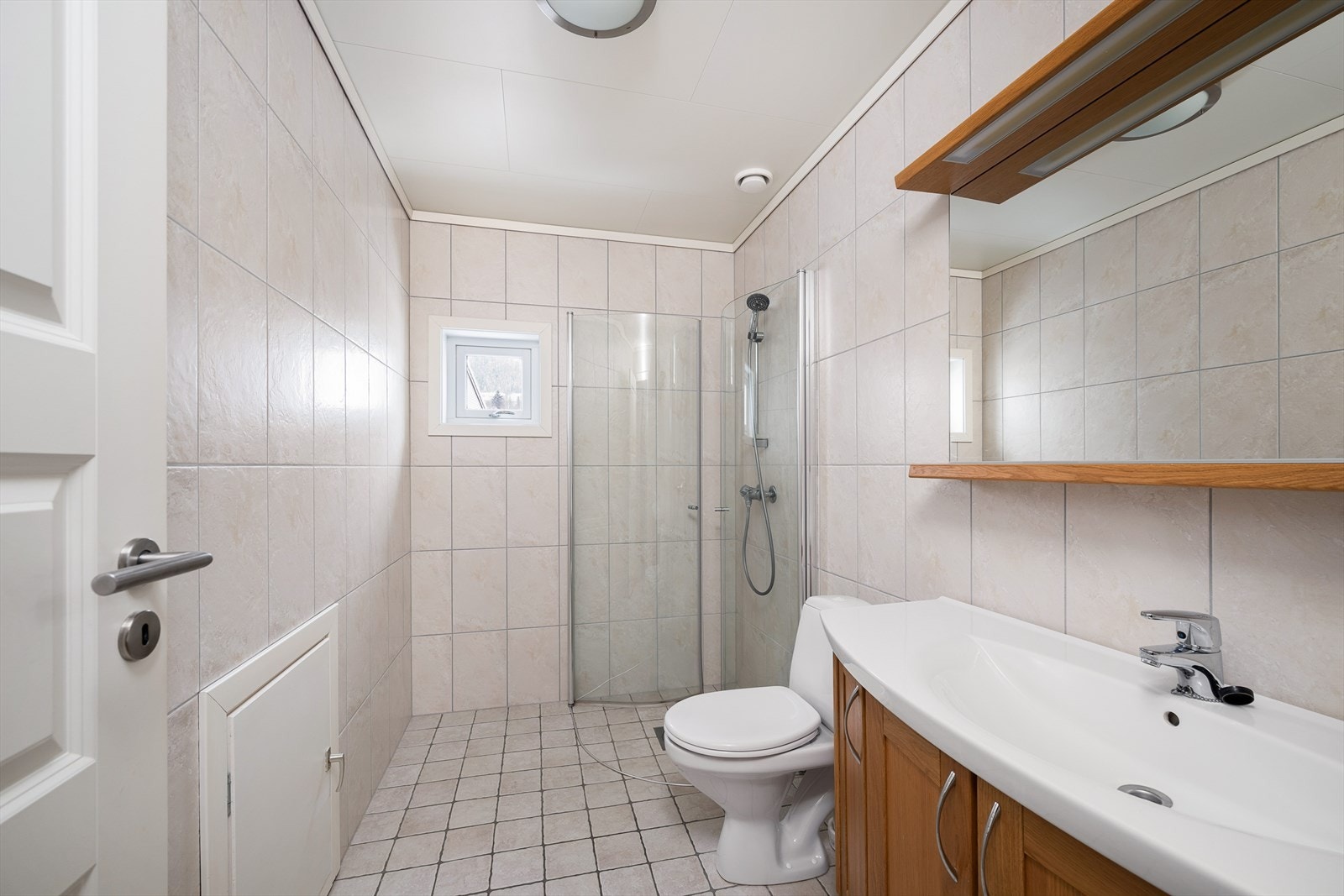 Badet i andre etasje er helfliset og har gulvvarme for økt komfort. Galleribilde