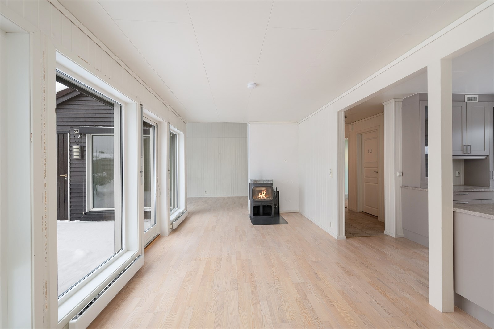 Stuen har store vindusflater og gjennomgående parkett på gulvet. Galleribilde