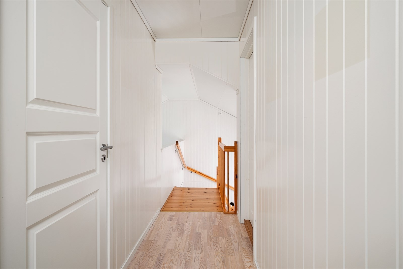 Gangen i andre etasje har parkett og vegger med lyst, behandlet smartpanel. Galleribilde