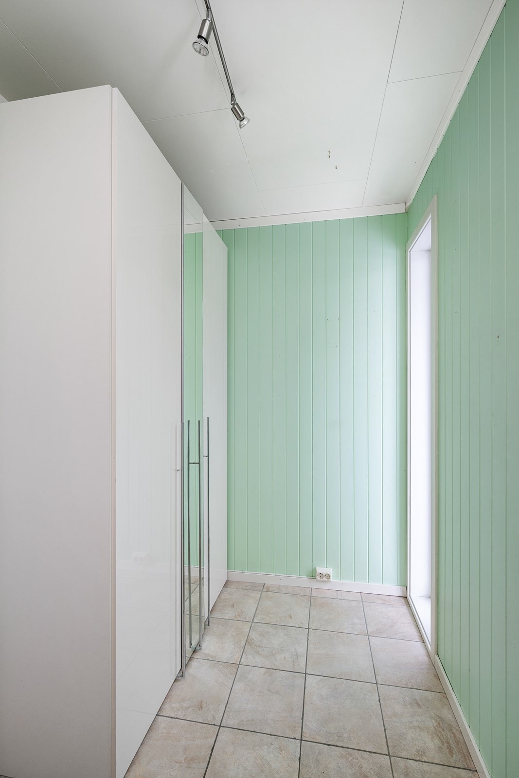 God plass til garderobeløsninger i entreen. Galleribilde