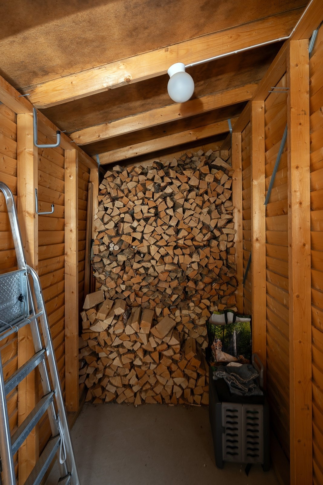 Bodene gir praktisk lagringsplass for sportsutstyr, dekk og ved. Galleribilde