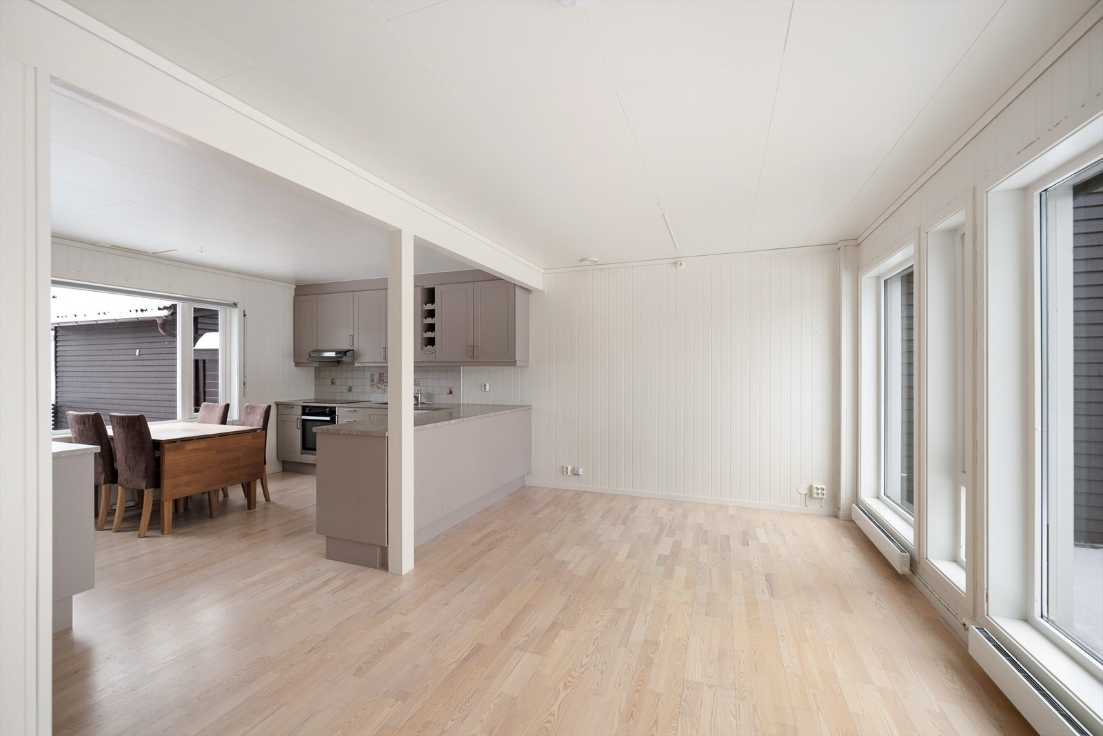 Den åpne løsningen mellom stue og kjøkken skaper en luftig og sosial sone. Galleribilde