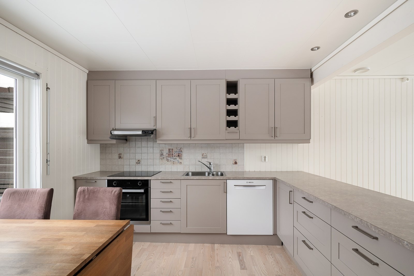 Kjøkkenet er utstyrt med induksjonstopp, stekeovn og oppvaskmaskin. Galleribilde