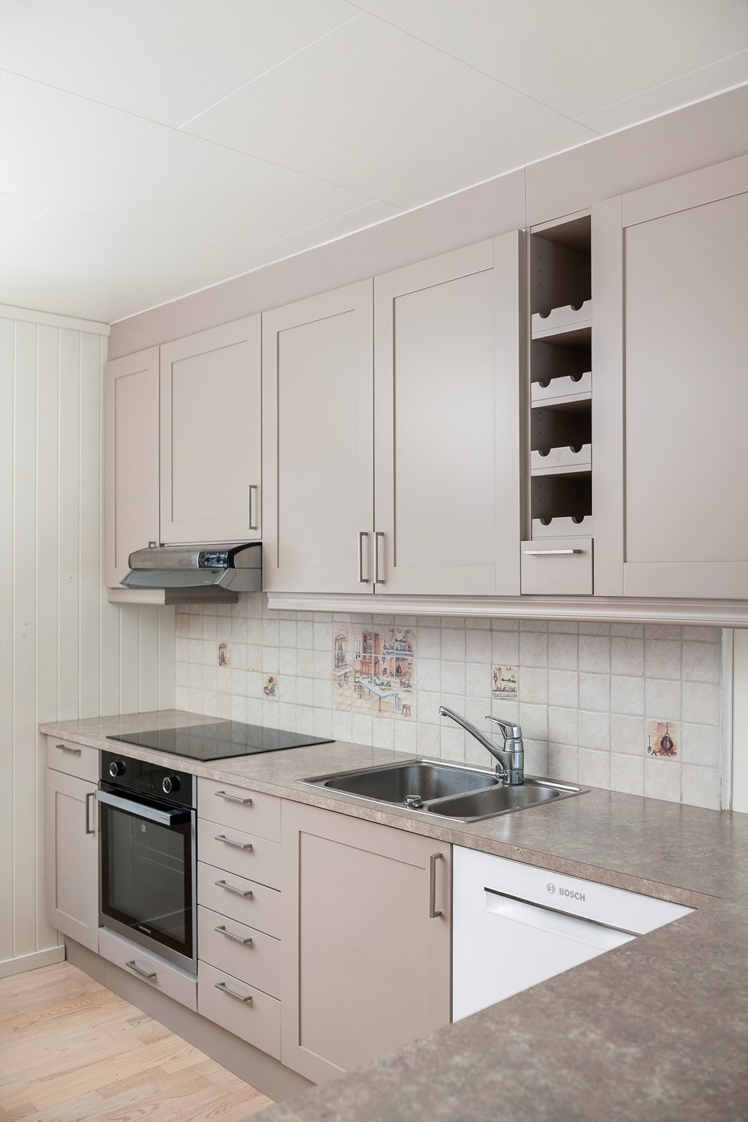 Innredningen har profilerte fronter og laminat benkeplate. Galleribilde