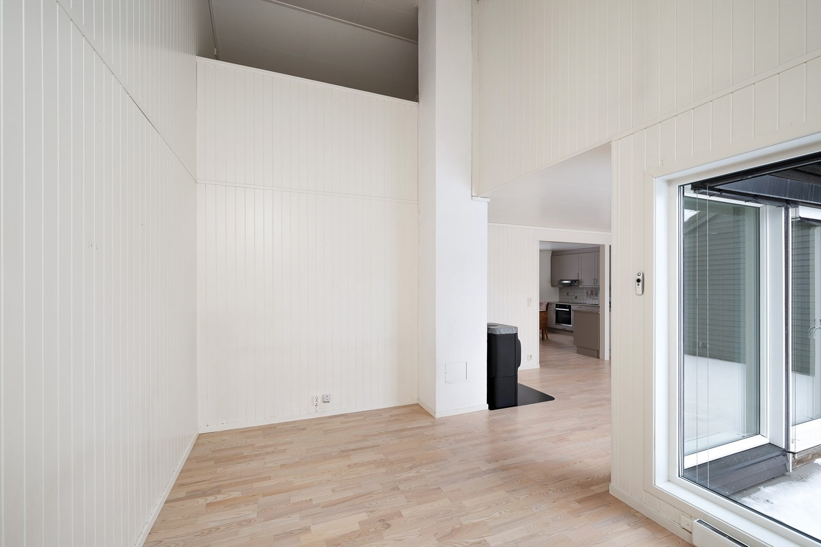 Fra stuen er det en naturlig overgang til spisestuen og kjøkkenet. Galleribilde