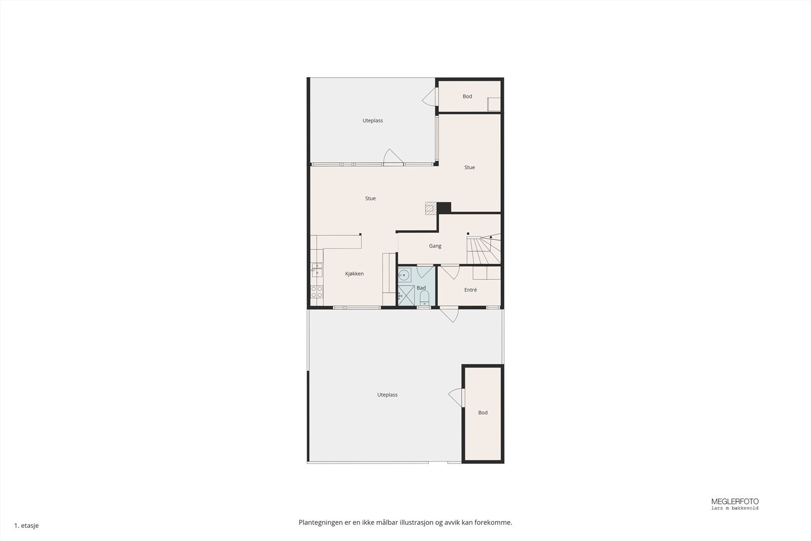 Første etasje har en sosial planløsning hvor kjøkken, spisestue og stue er et sammenhengende areal. Galleribilde