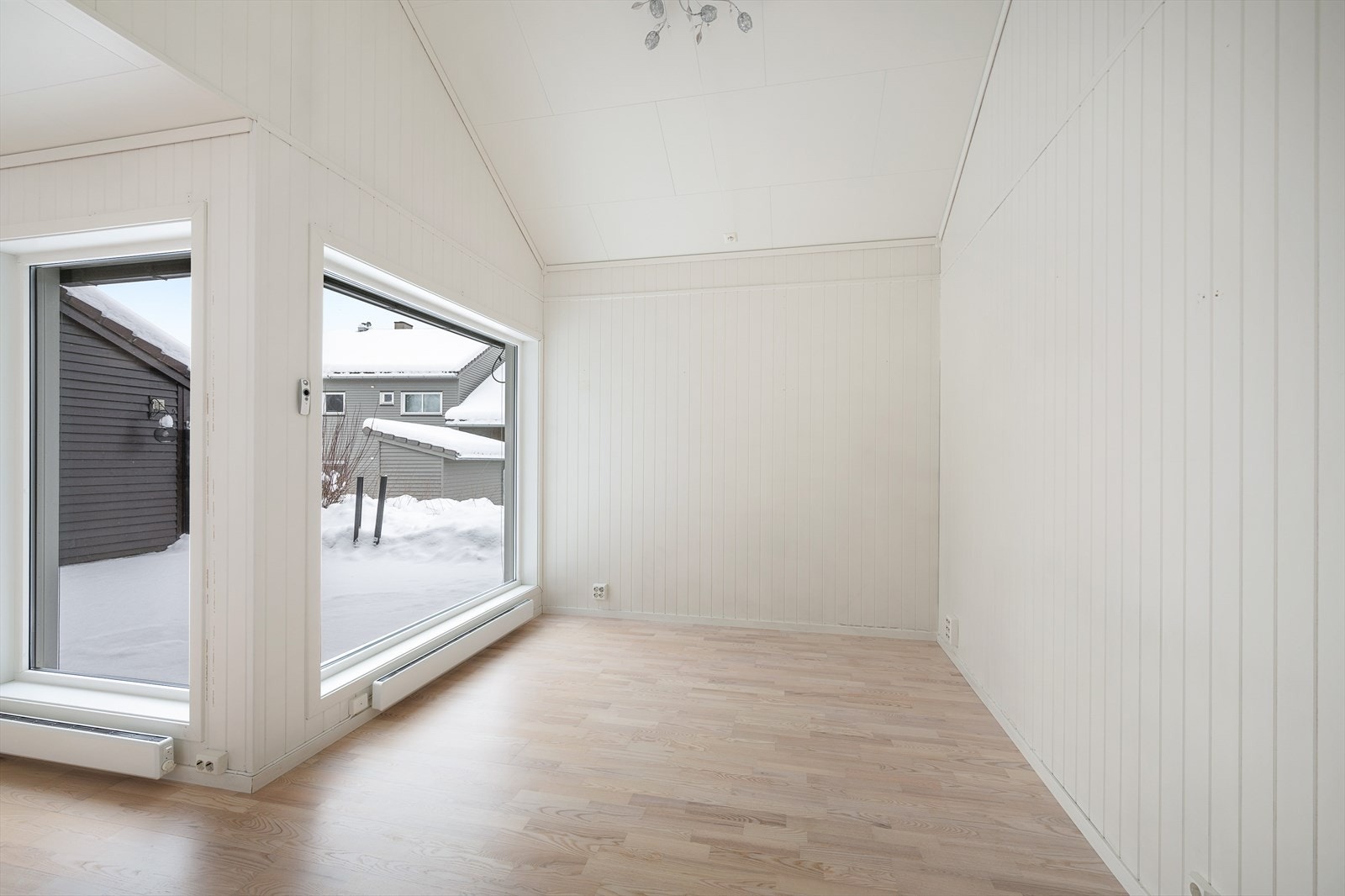 En del av stuen har parkett med gulvvarme for ekstra komfort. Galleribilde