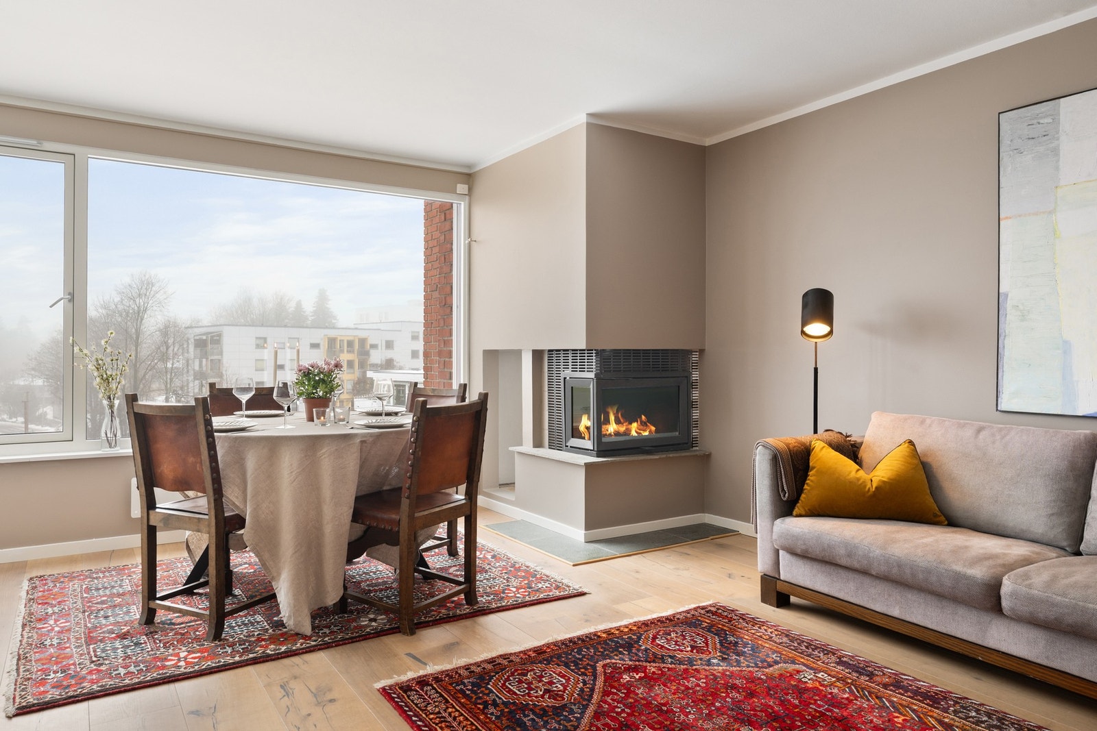 Store vindusflater som gir rikelig med naturlig lys inn i leiligheten. Galleribilde