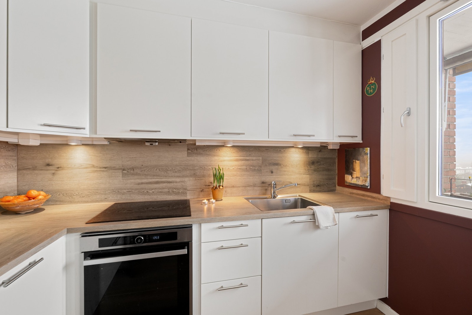 Det er godt med skap- og benkeplass. Galleribilde