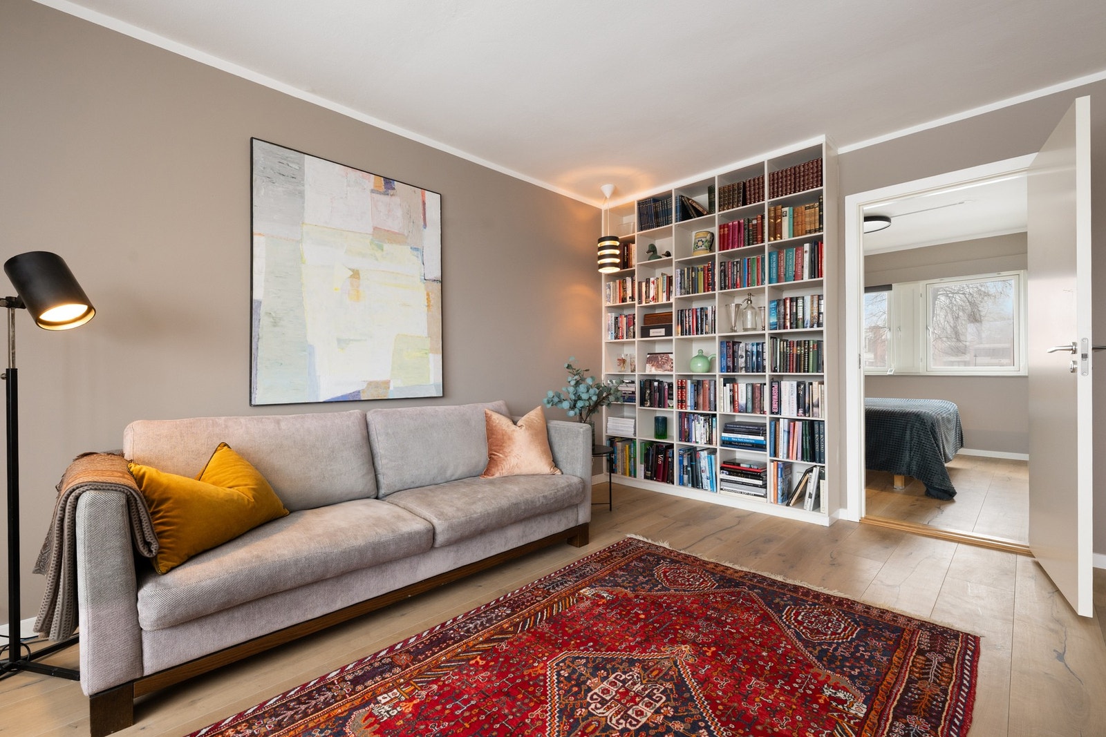 Plassbygget bokhylle i stuen. Galleribilde