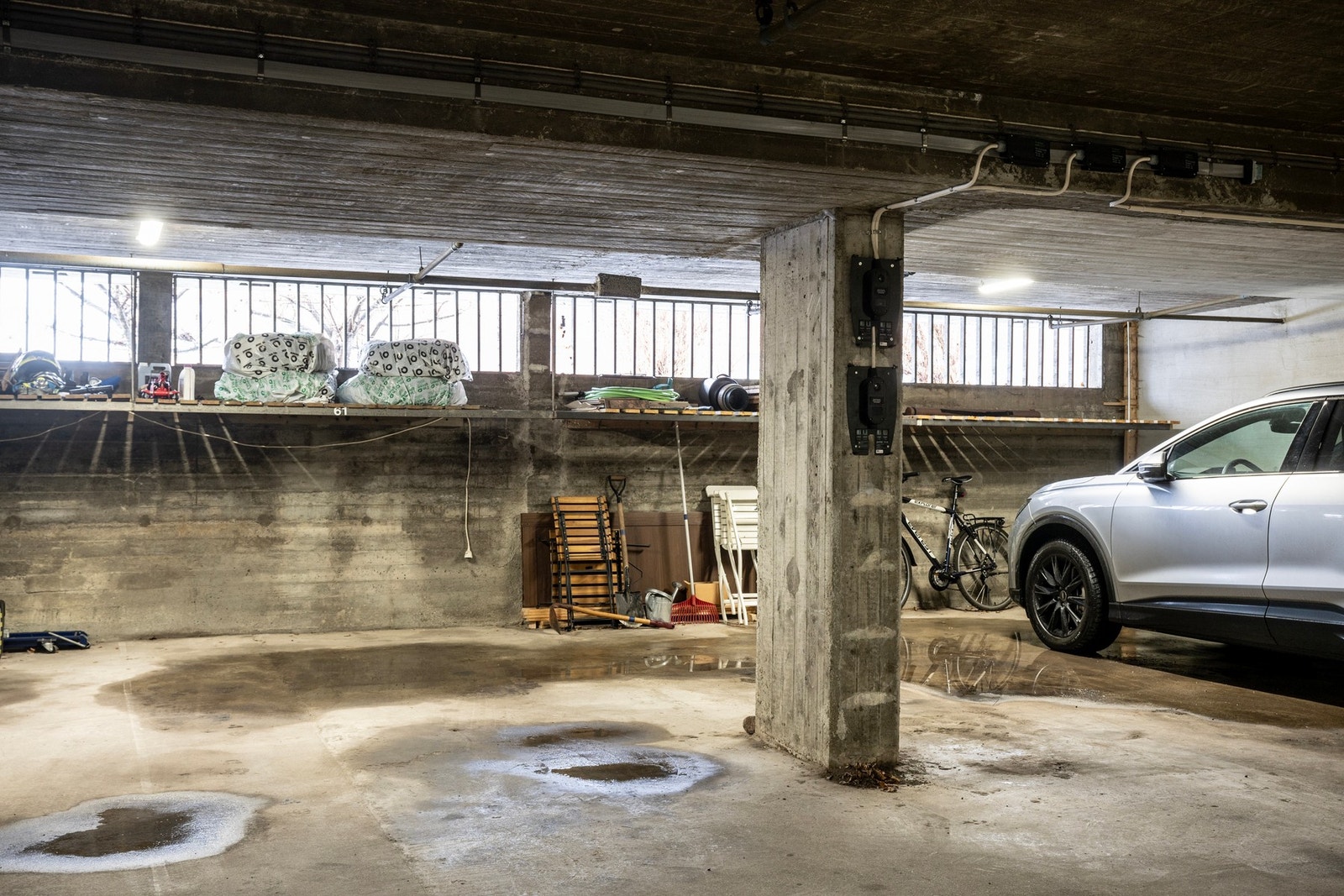 Parkeringsplass 61 medfølger leiligheten. Kontaktpunkt for el-ladning. Galleribilde