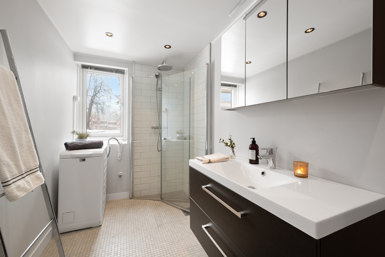 Bad med dagslys og opplegg for vaskemaskin. Galleribilde